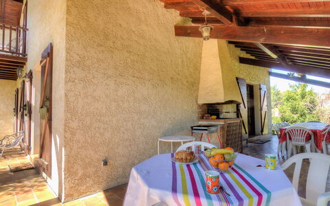 Faisans: Tavolo, Proprietà, Costruzione, Mobilia, Pianta, Legna, Tovaglia, Interior Design, Sedia, Pavimento