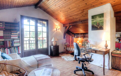 Faisans: Mobilia, Proprietà, Cornice, Legna, Sedia, Tavolo, Illuminazione, Finestra, Soggiorno, Interior Design