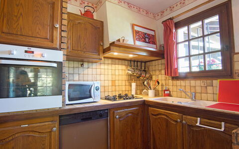 Faisans: Controsoffitto, Cabinetry, Proprietà, Elettrodomestico Da Cucina, Finestra, Legna, Cucina, Elettrodomestico, Cucina Stufa, Interior Design