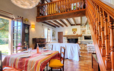 Faisans: Proprietà, Tavolo, Mobilia, Sedia, Tovaglia, Costruzione, Interior Design, Legna, Pavimento, Le Scale