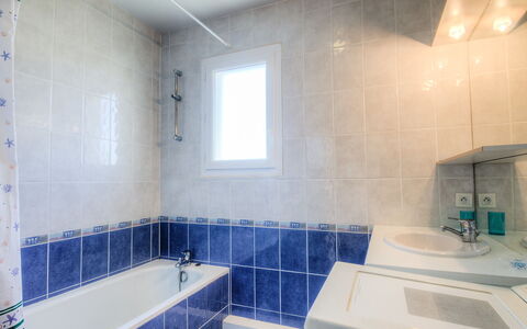 Maria Callas: Idraulico Fixture, Proprietà, Mobiletto Del Bagno, Rubinetto, Costruzione, Finestra, Bagno, Lavello, Vasca Da Bagno, Viola