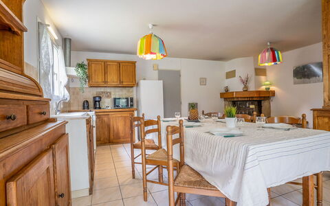 Arditea: Tavolo, Proprietà, Mobilia, Cabinetry, Sedia, Costruzione, Legna, Cassetto, Interior Design, Architettura