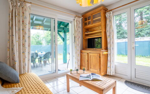 Arditea: Tavolo, Mobilia, Proprietà, Costruzione, Finestra, Pianta, Legna, Azzurro, Interior Design, Soggiorno