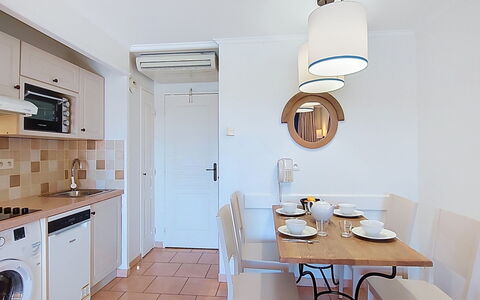 Les Issambres 125: Mobilia, Interior Design, Pavimentazione, Legna, Pavimento, Casa, Controsoffitto, Apparecchio Major, Camera, Cucina