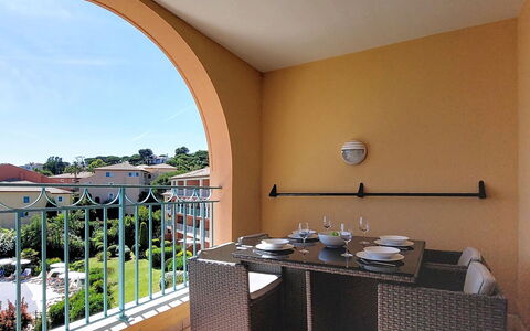 Les Issambres 125: Appartamento, Balcone, Color Legno, Sedia, Shade, Vernice, Cucina & Sala Da Pranzo Tavolo, Controsoffitto, Pianta Della Casa, Villa