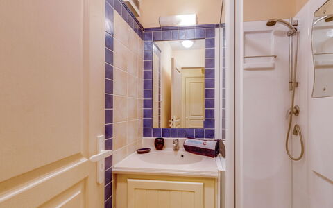 Les Issambres 125: Bagno, Camera, Proprietà, Piastrella, Immobiliare, Interior Design, Costruzione, Pavimento, Casa, Architettura