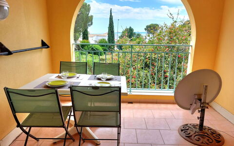 Les Issambres 125: Tavolo, Mobilia, Pianta, Sedia, Costruzione, Legna, Interior Design, Pianta Della Casa, Shade, Albero