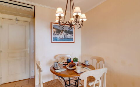 Les Issambres 125: Sala Da Pranzo, Camera, Proprietà, Soffitto, Lampadario, Interior Design, Mobilia, Tavolo, Illuminazione, Lampada