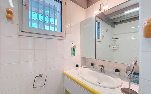 Bernadon: Lavandino Del Bagno, Bagno, Idraulico Fixture, Parete, Interior Design, Lavello, Pavimentazione, Pavimento, Rubinetto, Specchio
