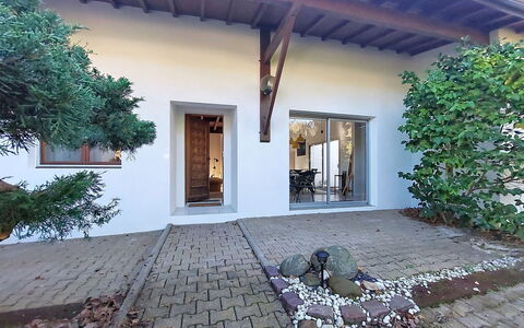 Bernadon: Parete, Porta, Casa, Casa, Zona Residenziale, Porta A Casa, Giardino, Cortile, Calcestruzzo