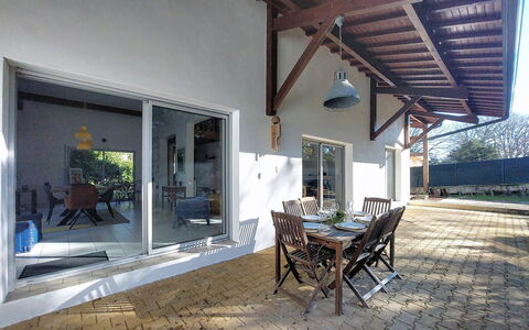 Bernadon: Porta, Casa, Pavimento, Sedia, Shade, Portico, Porta A Casa, Struttura Esterna, Latifoglie, Color Legno