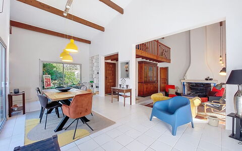 Bernadon: Mobilia, Interior Design, Pavimentazione, Pavimento, Legna, Soffitto, Camera, Tavolo, Sedia, Soggiorno