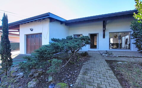 Bernadon: Costruzione, Casa, Zona Residenziale, Casa, Architettura, Porta, Tetto, Arbusto, Driveway, Giardino