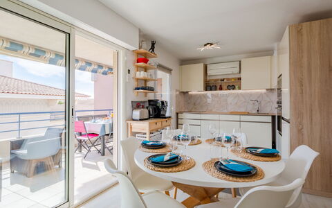 Fréjus 504: Tavolo, Mobilia, Sedia, Interior Design, Scaffalature, Pavimentazione, Soggiorno, Legna, Cucina, Mensola