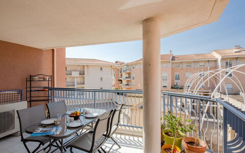Fréjus 504: Tavolo, Costruzione, Proprietà, Mobilia, Cielo, Pianta, Sedia, Vaso Di Fiori, Interior Design, Shade