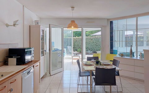 Artémis: Mobilia, Interior Design, Pavimentazione, Pavimento, Sedia, Soffitto, Cucina & Sala Da Pranzo Tavolo, Cucina, Tavolo, Controsoffitto