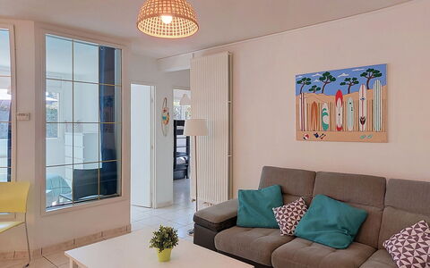 Artémis: Mobilia, Interior Design, Pavimentazione, Parete, Pavimento, Divano, Camera, Soffitto, Legna, Soggiorno