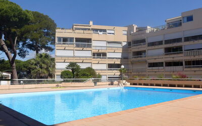 Hyères 220: Acqua, Costruzione, Proprietà, Giorno, Cielo, Piscina, Pianta, Azzurro, Albero, Finestra