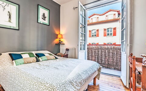 Orpia: Camera Da Letto, Letto, Mobilia, Interior Design, Biancheria, Pavimento, Tessile, Camera, Lenzuolo, Bedding