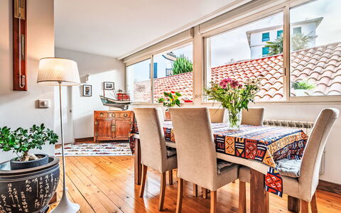 Orpia: Mobilia, Interior Design, Pavimentazione, Legna, Pavimento, Tavolo, Soffitto, Sedia, Camera, Sala Da Pranzo