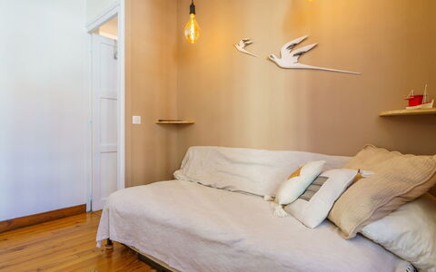 Orpia: Proprietà, Mobilia, Comfort, Legna, Costruzione, Illuminazione, Lampada, Telaio Del Letto, Pavimento, Interior Design