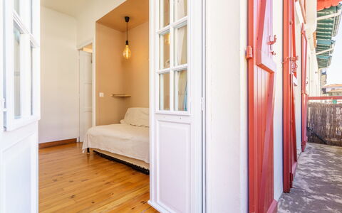 Orpia: Costruzione, Legna, Comfort, Finestra, Cabinetry, Interior Design, Pavimentazione, Telaio Del Letto, Pavimento