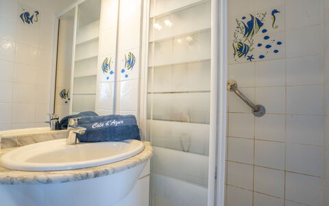 Saint Aygulf 155: Idraulico Fixture, Rubinetto, Bagno, Costruzione, Interior Design, Lavello, Specchio, Pavimento, Casa