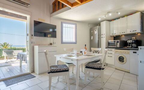 Saint Aygulf 155: Proprietà, Rubinetto, Cabinetry, Controsoffitto, Idraulico Fixture, Lavello, Illuminazione, Cucina, Interior Design, Legna