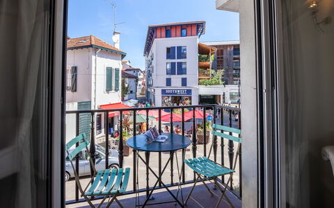 Résidence de France: Finestra, Costruzione, Cielo, Interior Design, Porta, Tavolo, Casa, Sedia, Immobiliare