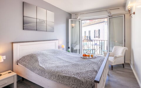 Résidence de France: Mobilia, Proprietà, Costruzione, Comfort, Cornice, Legna, Tessile, Interior Design, Telaio Del Letto, Letto