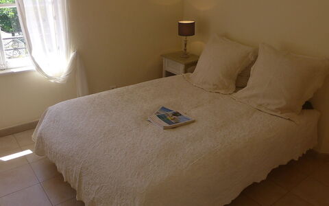 Villa Rose: Letto, Camera Da Letto, Mobilia, Bedding, Camera, Lenzuolo, Proprietà, Materasso, Telaio Del Letto, Pavimento