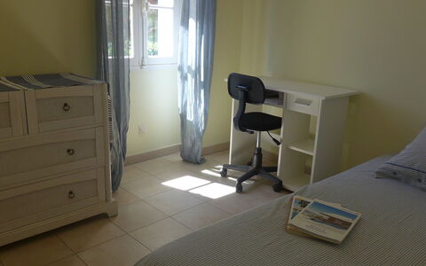 Villa Rose: Camera, Pavimento, Proprietà, Mobilia, Interior Design, Pavimentazione, Architettura, Casa, Costruzione, Cassettiera