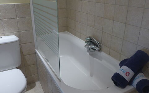 Villa Rose: Bagno, Piastrella, Proprietà, Camera, Idraulico Fixture, Parete, Gabinetto, Bagno Accessorio, Rubinetto, Toilet Seat