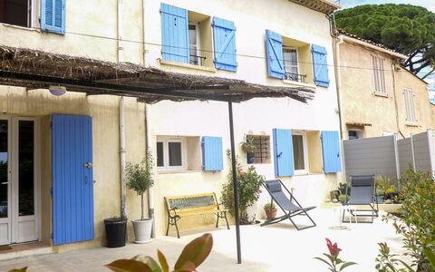 Villa Rose: Pianta, Finestra, Costruzione, Proprietà, Blu, Azzurro, Porta, Cielo, Casa