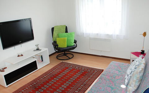 Gemma: Camera, Mobilia, Proprietà, Interior Design, Soggiorno, Pavimento, Casa, Camera Da Letto, Lenzuolo, Casa