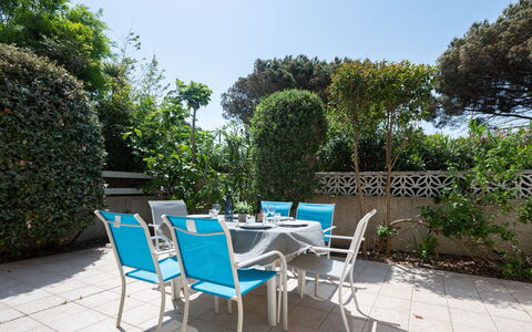 Villa Cassin: Acqua, Pianta, Costruzione, Giorno, Proprietà, Cielo, Piscina, Azzurro, Albero, Corpo D'Acqua