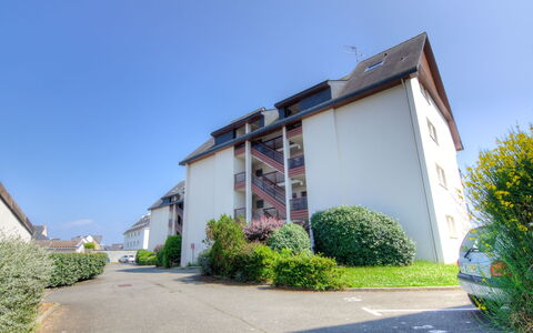 Plein Sud: Pianta, Cielo, Costruzione, Lotto, Casa, Quartiere, Finestra, Erba, Zona Residenziale, Albero
