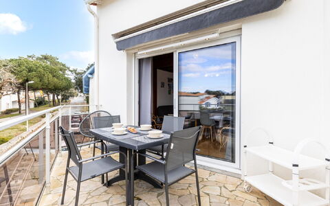 Les Adichats: Tavolo, Mobilia, Proprietà, Nube, Sedia, Costruzione, Cielo, Legna, Interior Design, Shade