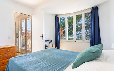 Les Floralies Ii: Proprietà, Mobilia, Azzurro, Comfort, Legna, Tessile, Shade, Illuminazione, Interior Design