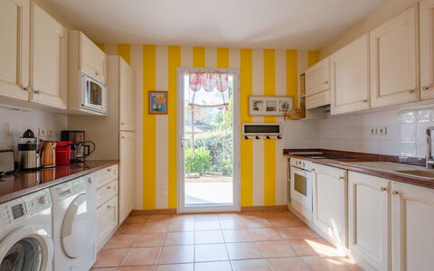Le Mas D'Esquière 5: Interior Design, Pavimentazione, Giallo, Pavimento, Cucina, Soffitto, Controsoffitto, Illuminazione, Camera, Casa