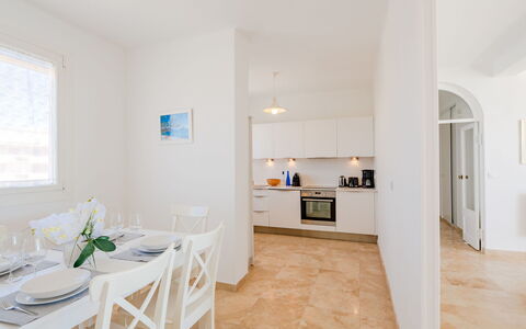 Sainte Maxime 124: Mobilia, Tavolo, Finestra, Cabinetry, Controsoffitto, Legna, Interior Design, Cucina, Pavimentazione, Pavimento