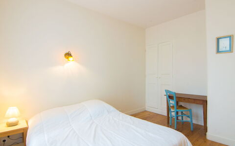 Petit Acacia: Proprietà, Comfort, Azzurro, Legna, Tessile, Interior Design, Shade, Dipingere, Letto, Pavimento