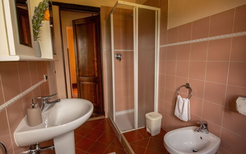 Collina dei Fiori: Bagno, Proprietà, Camera, Gabinetto, Parete, Idraulico Fixture, Piastrella, Toilet Seat, Lavandino Del Bagno, Pavimento