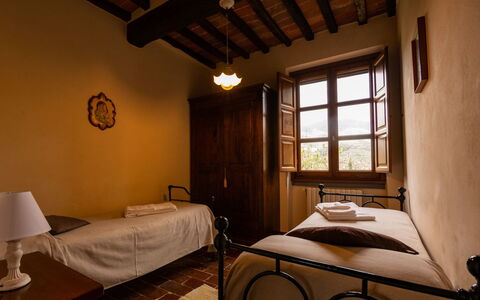 Collina dei Fiori: Camera, Camera Da Letto, Letto, Mobilia, Proprietà, Telaio Del Letto, Costruzione, Interior Design, Lenzuolo, Suite
