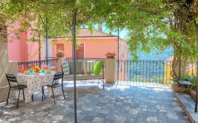Casa Giulia - Diano Castello: Proprietà, Immobiliare, Terrazza, Casa, Costruzione, Casa, Backyard, Cortile, Mobilia, Camera