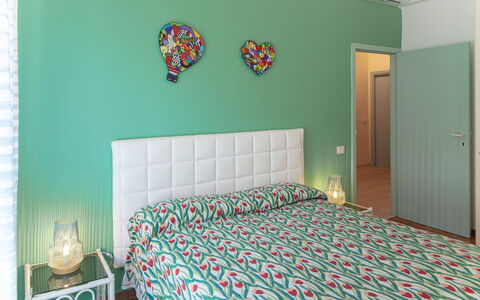 Casa Mary - Levanto: Interior Design, Mobilia, Camera Da Letto, Letto, Lenzuolo, Pavimento, Bedding, Pavimentazione, Camera, Tessile