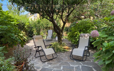 Casa Mary - Levanto: Mobilia, Mobili Da Esterno, Giardino, Arbusto, Sedia, Groundcover, Shade, Backyard, Flagstone