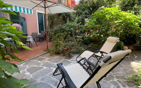 Casa Mary - Levanto: Mobilia, Sedia, Mobili Da Esterno, Shade, Tavolo Esterno, Sedia Pieghevole, Cortile, Backyard, Balcone, Tavolino Da Caffè