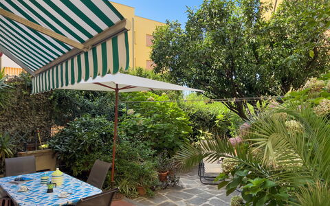 Casa Mary - Levanto: Mobilia, Arbusto, Mobili Da Esterno, Sedia, Shade, Tavolo Esterno, Giardino, Vaso Di Fiori, Cortile