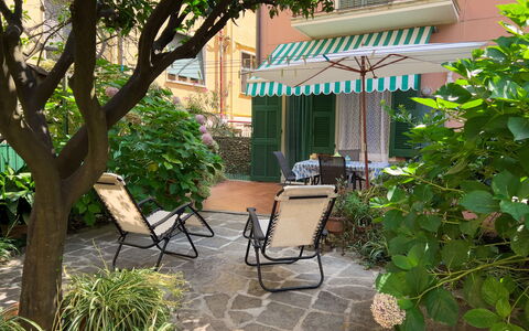 Casa Mary - Levanto: Mobilia, Mobili Da Esterno, Sedia, Arbusto, Tavolo Esterno, Shade, Giardino, Backyard, Cortile